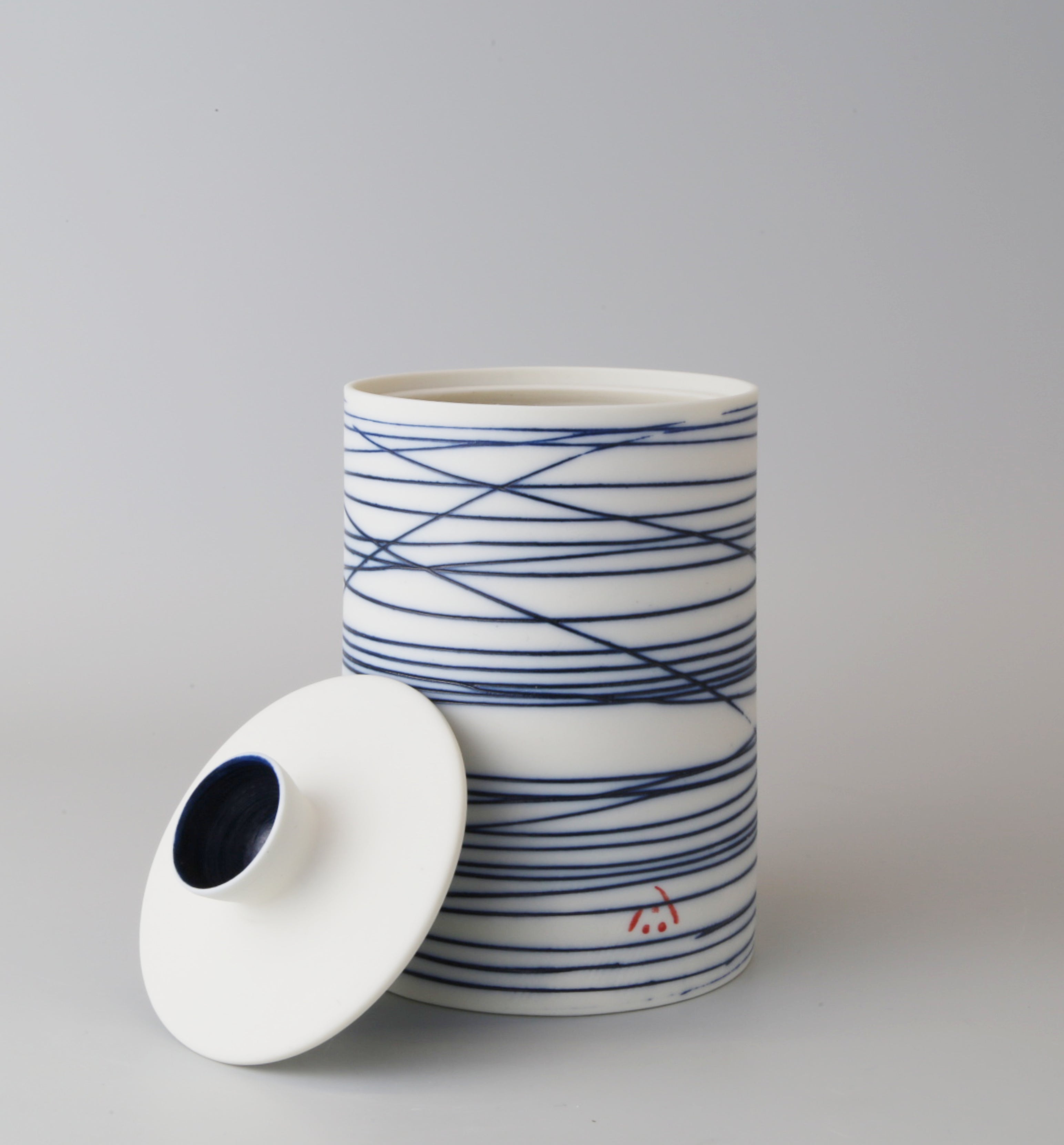 Lidded pot. Blue lines