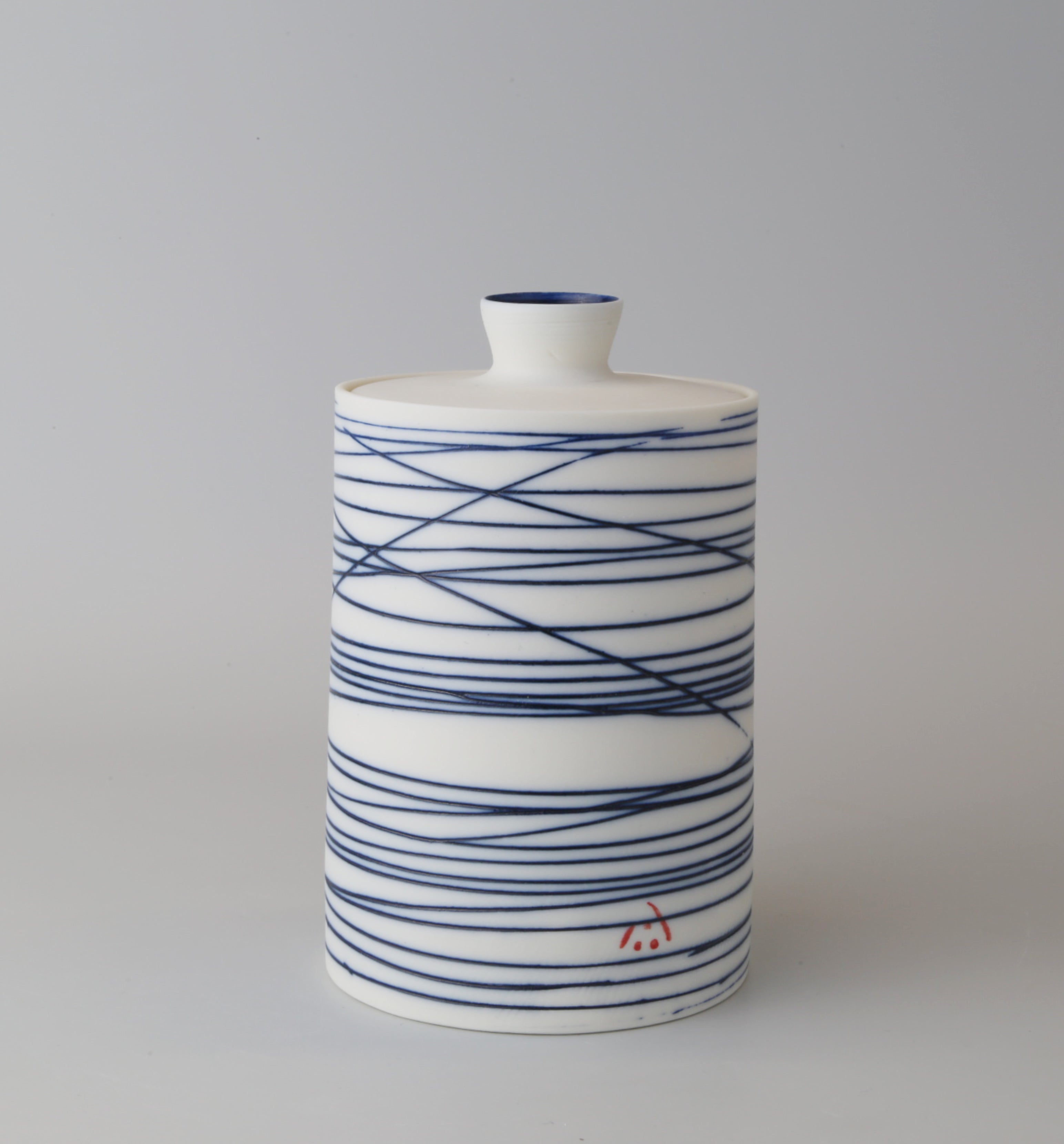 Lidded pot. Blue lines